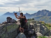 24  Alla croce della Cima delle galline (2131 m) con alle spalle la costiera da dx Arera-Valmora-Fop-Secco